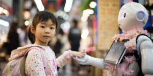 Petite fille donnant la main à un robot