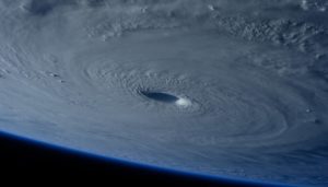 Vue de l'oeil d'un cyclone depuis la station spatiale internationale