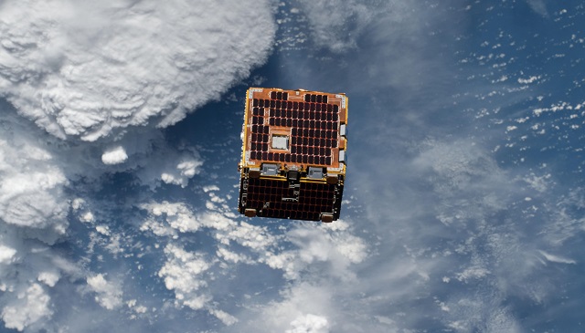 Le sattellite RemoveDebris au-dessus de la Terre vu depuis l'ISS